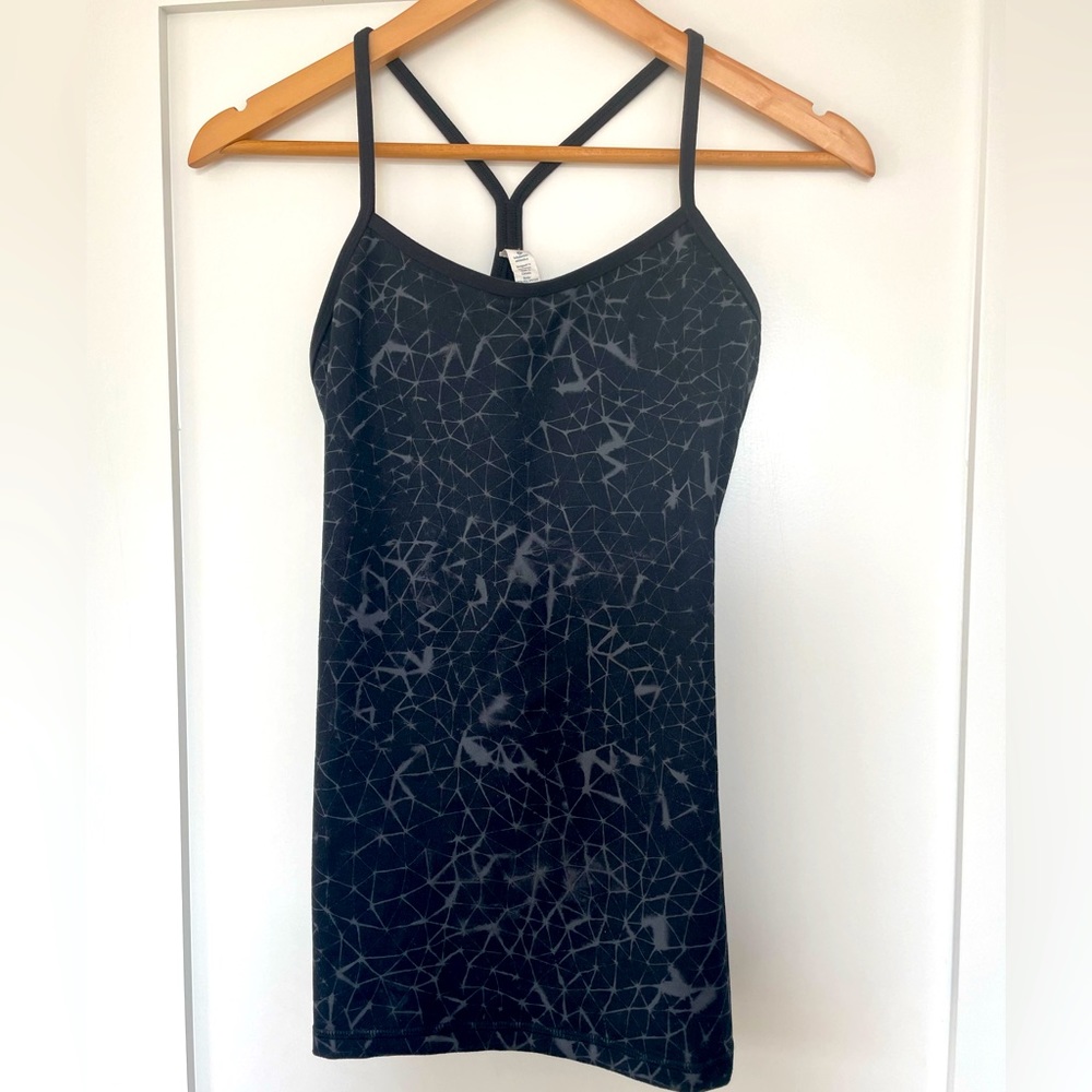 LuLuLemon size 6 black pattered top